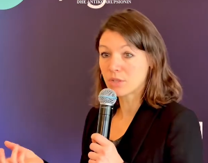 Vijojmë me sesione interaktive dhe angazhuese Programin e Trajnimit Ekzekutiv “Të udhëheqësh me besim: Marrja e vendimeve në mjedise komplekse dhe të pasigurta” Vijojmë me sesione interaktive dhe angazhuese Programin e Trajnimit Ekzekutiv “Të udhëheqësh me besim: Marrja e vendimeve në mjedise komplekse dhe të pasigurta”