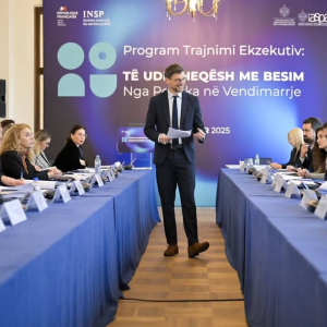 Vijojmë me sesione interaktive dhe angazhuese Programin e Trajnimit Ekzekutiv “Të udhëheqësh me besim: Marrja e vendimeve në mjedise komplekse dhe të pasigurta” Vijojmë me sesione interaktive dhe angazhuese Programin e Trajnimit Ekzekutiv “Të udhëheqësh me besim: Marrja e vendimeve në mjedise komplekse dhe të pasigurta”